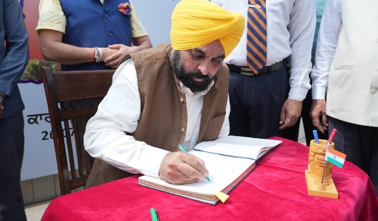 कारगिल विजय दिवस के अवसर पर मुख्यमंत्री द्वारा शहीद सैनिकों को श्रद्धांजलि अर्पित