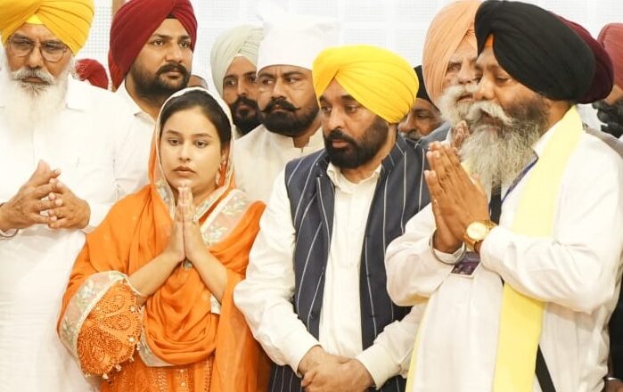 मुख्यमंत्री ने टिल्ला बाबा शेख़ फ़रीद पर माथा टेका