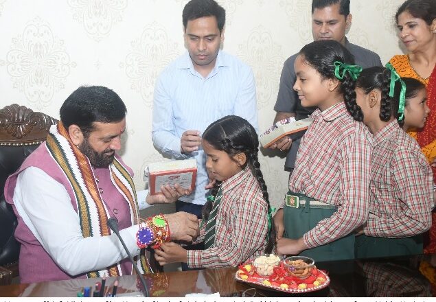 हरियणा के मुख मंत्री ने क्षेत्रों से बनवाई राखी